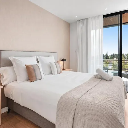 Vacation I Trophy, Built In 2026, Private Turquoise Pool, 6bdr, Walking Distance To Naranjos, Minutes From Puerto Banus, Luxury Interiors, Private Gym, Lounge Bar * Marbella