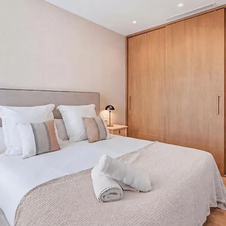 Vacation I Trophy, Built In 2026, Private Turquoise Pool, 6bdr, Walking Distance To Naranjos, Minutes From Puerto Banus, Luxury Interiors, Private Gym, Lounge Bar Villa