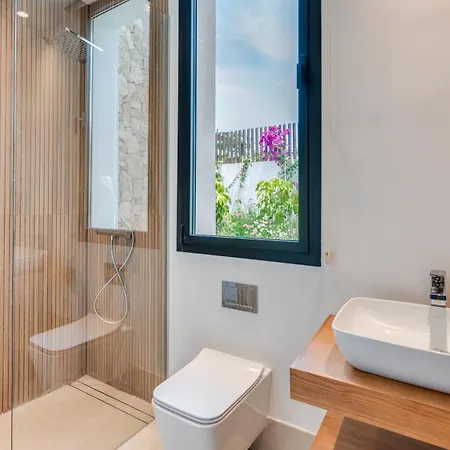 Villa Vacation I Trophy, Built In 2026, Private Turquoise Pool, 6bdr, Walking Distance To Naranjos, Minutes From Puerto Banus, Luxury Interiors, Private Gym, Lounge Bar *